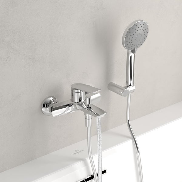 Wannenarmatur mit Handbrause im Badezimmer