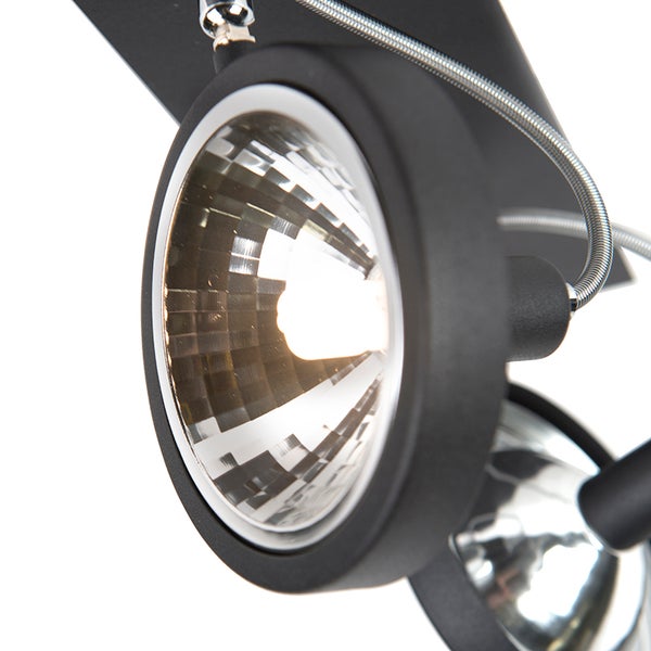 Nahaufnahme einer schwarzen Deckenleuchte mit mehreren Strahlern