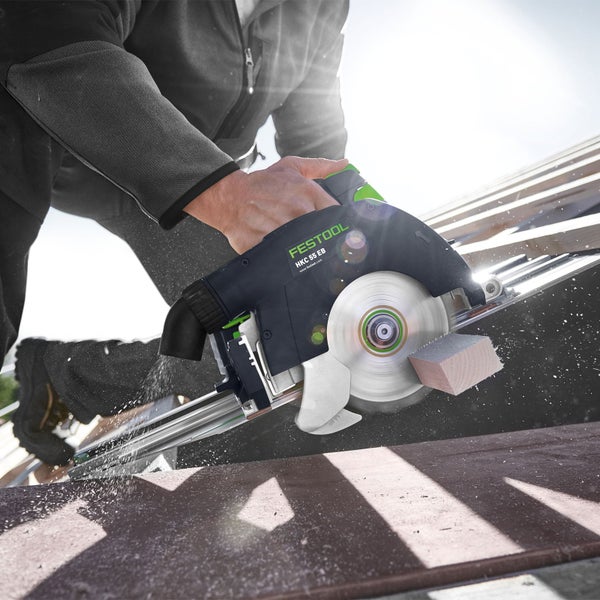 Festool Logo. Mann schneidet Holz mit einer Handkreissäge.