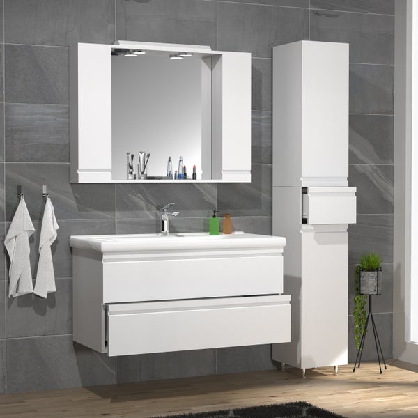 Modernes Badezimmer mit weißem Waschtischunterschrank, Spiegelschrank und Hochschrank