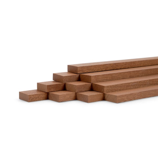 Holzleisten in Braun, gestapelt, mit feiner Holzmaserung.