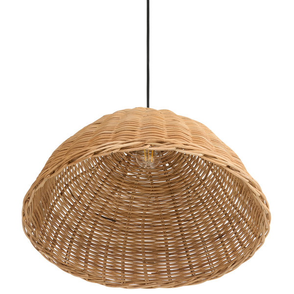 Pendelleuchte mit gewebtem Rattan-Schirm in Kuppelform und schwarzem Kabel.