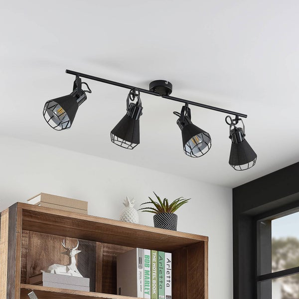 Deckenleuchte mit vier Strahlern im Wohnzimmer