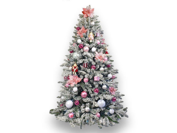 Geschmückter künstlicher Weihnachtsbaum mit Schneeoptik, verziert mit Weihnachtskugeln, Geschenkanhängern und künstlichen Blüten