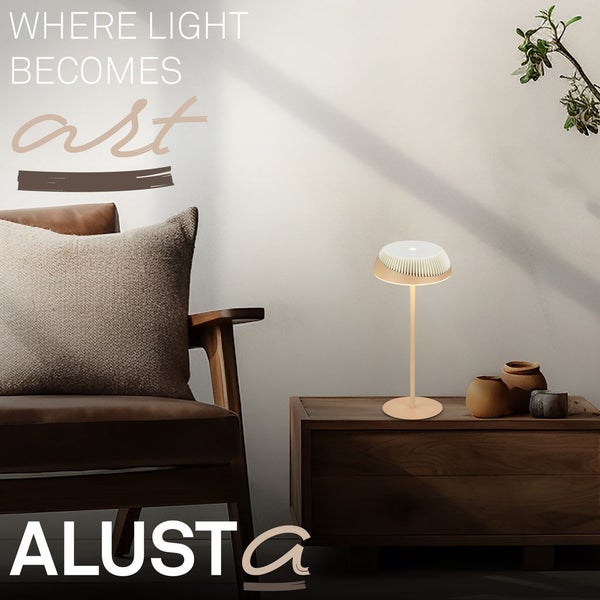 Moderne Tischleuchte auf einem Sideboard aus Holz neben dekorativen Gefäßen und einem Ledersessel mit Kissen. ALUSTa Logo.