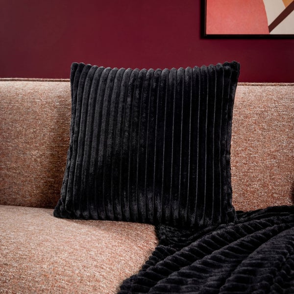 Dekokissen mit Rippenstruktur auf Sofa