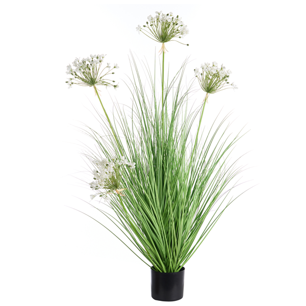 Künstliche Graspflanze mit weißen Blüten im schwarzen Topf