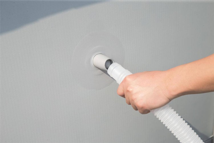 Anschluss eines flexiblen Rohres an einen Pool