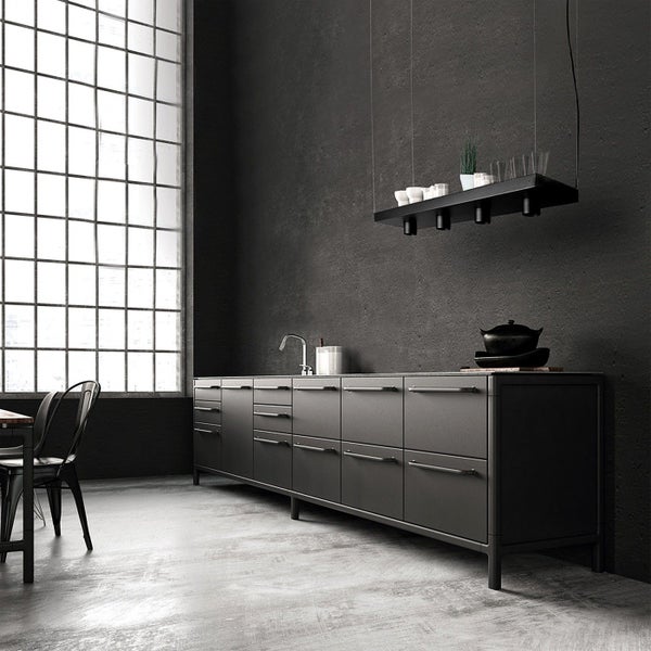 Dunkle Küche mit großem Fenster, Küchenzeile und Hängelampe für eine stimmungsvolle Atmosphäre.