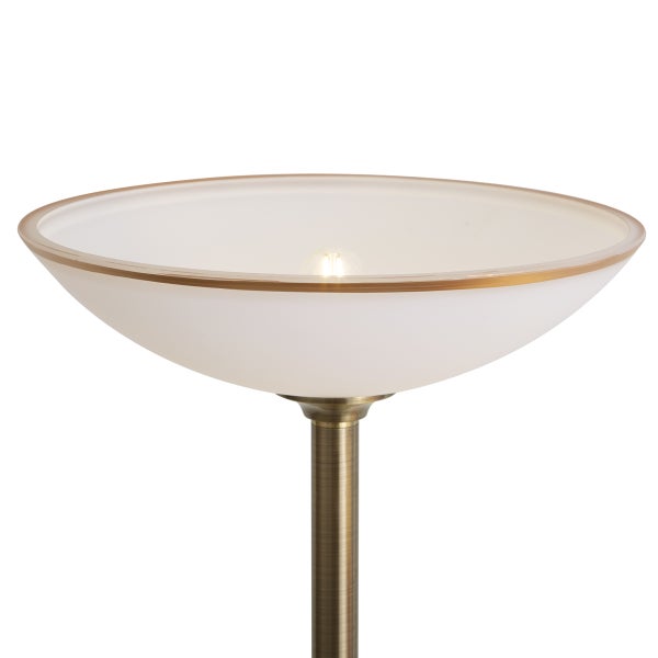 Deckenfluter aus Metall mit einem mattem Glasschirm in Schalenform.