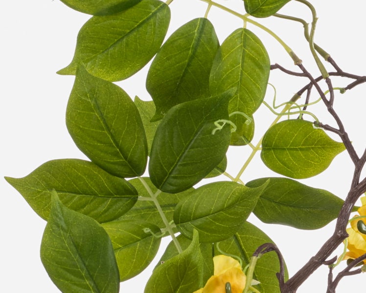 Künstliche Lilie, Knospe und Teilblüte in Pink und Grün.