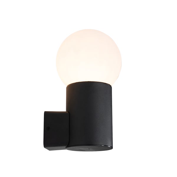 Schwarze Außenwandleuchte mit rundem Glaskugelschirm, beleuchtet.