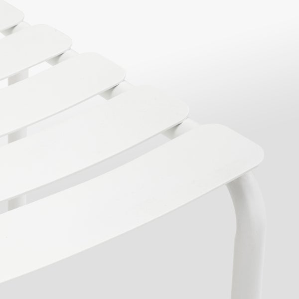 Detailansicht weißer Metalllatten eines Gartenmöbels.