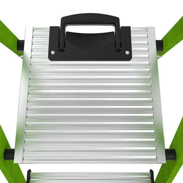 Aluminium-Plattform einer Trittleiter mit integriertem Tragegriff und geriffelter Oberfläche.