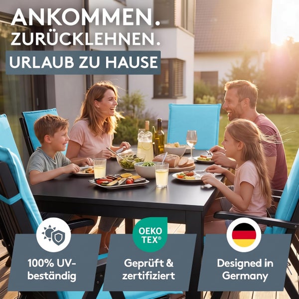 Familie am Gartentisch mit blauen Sitzauflagen beim Essen im Garten, mit Hinweisen zu UV-Beständigkeit, OEKO-TEX und Designed in Germany.