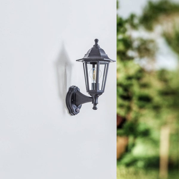 Lindby Wandlampe aussen mit Bewegungsmelder, Aussenwandleuchte Laterne schwarz spritzwassergeschützt IP44 1x E27 max. 60W ohne Leuchtmittel