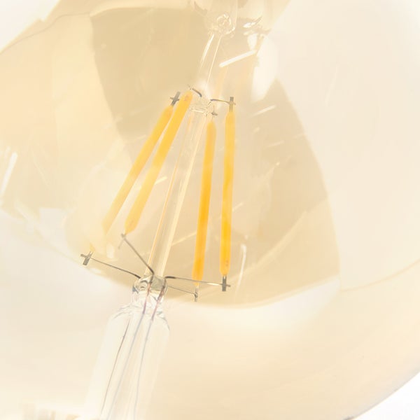 Detailansicht der LED-Filamente in einer Glühbirne aus Glas.