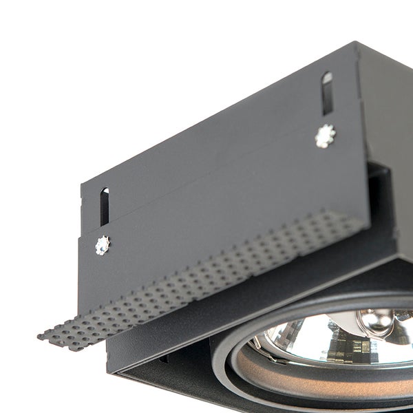 Nahaufnahme eines schwarzen Einbaustrahlers mit verstellbarer Metall-Montagehalterung und perforiertem Einbaurahmen.