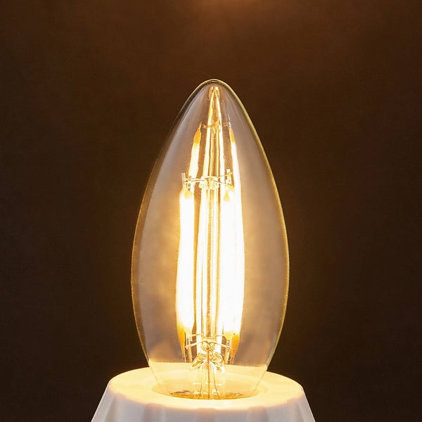 Leuchtende LED-Filament-Kerzenlampe mit klarem Glas und warmweißem Licht.