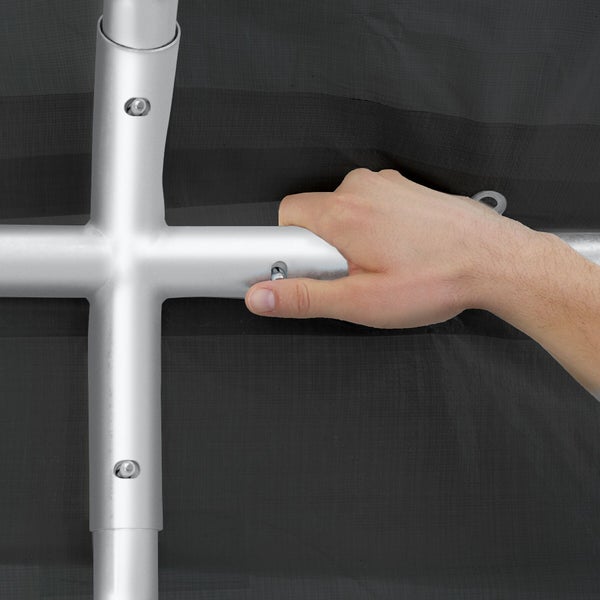 Hand montiert Metallgestänge eines Pavillons mit einem Klick-System.