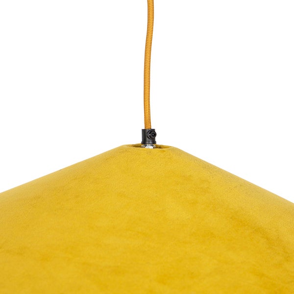 Detailansicht eines Lampenschirms aus gelbem Textil mit passendem Textilkabel und schwarzer Kabelaufhängung.