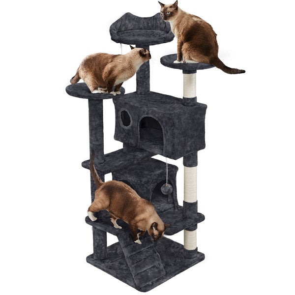 Mehrstöckiger Katzenkratzbaum mit drei Katzen