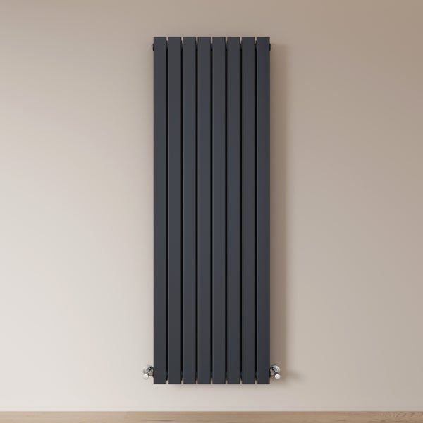 Vertikaler Heizkörper an der Wand