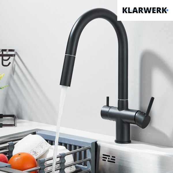 Schwarze Küchenarmatur mit hohem Bogenauslauf und zwei Hebeln an einer Spüle mit fließendem Wasser. Klarwerk Logo.