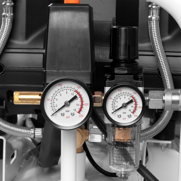 Nahaufnahme von Manometern und zugehörigen Komponenten eines Kompressors.