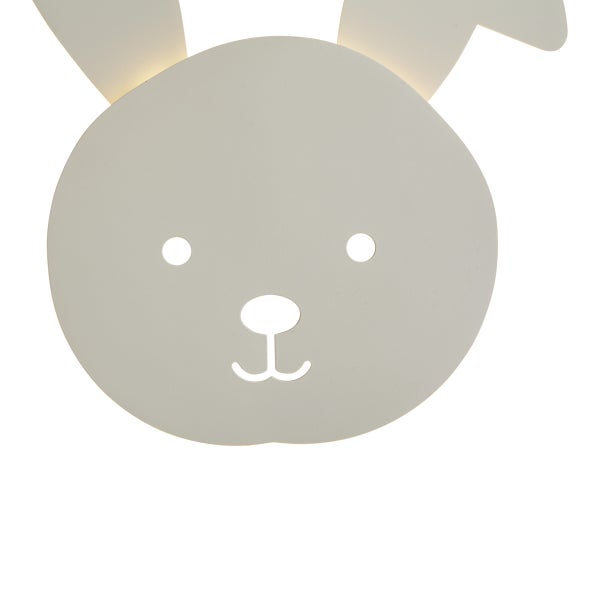 Wandleuchte in Form eines Hasenkopfs für das Kinderzimmer mit warmweißem Licht.