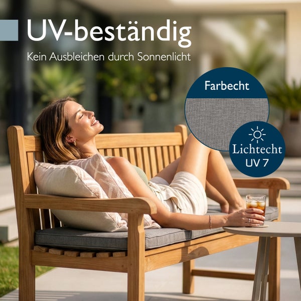 Helle Szene mit einer Frau auf einer Holzgartenbank mit ultraviolettbeständigen und lichtechten Polstern der Lichtechtheitsstufe 7.