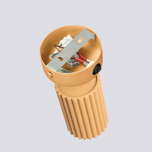 Detailansicht einer Wandleuchte, die die interne Verkabelung und den Schalter zeigt