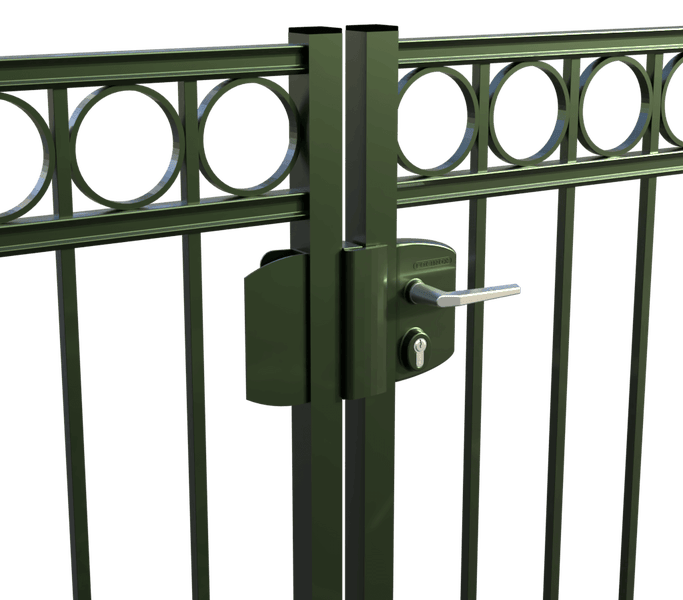 Detailansicht eines Gartentors mit Schloss und Griff