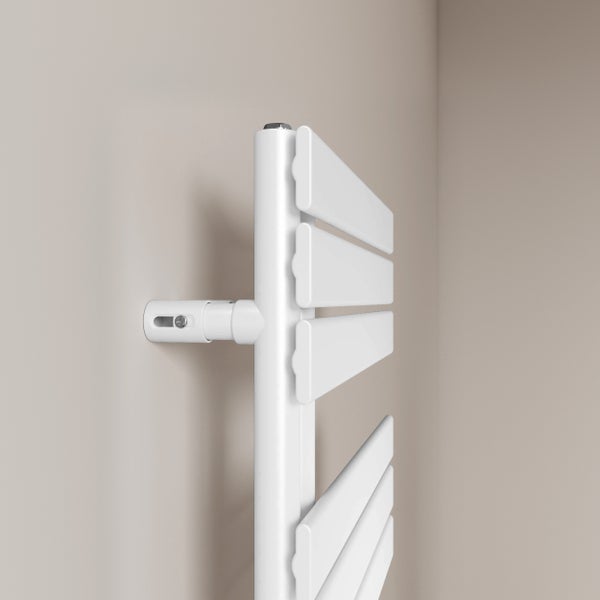 Detailansicht eines weißen Handtuchwärmers an einer Wand