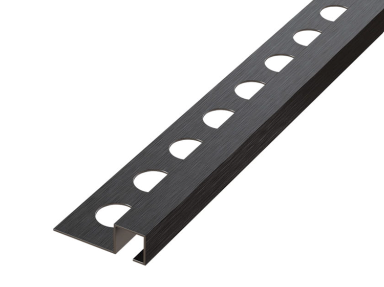 Fliesenschiene aus Metall mit Löchern