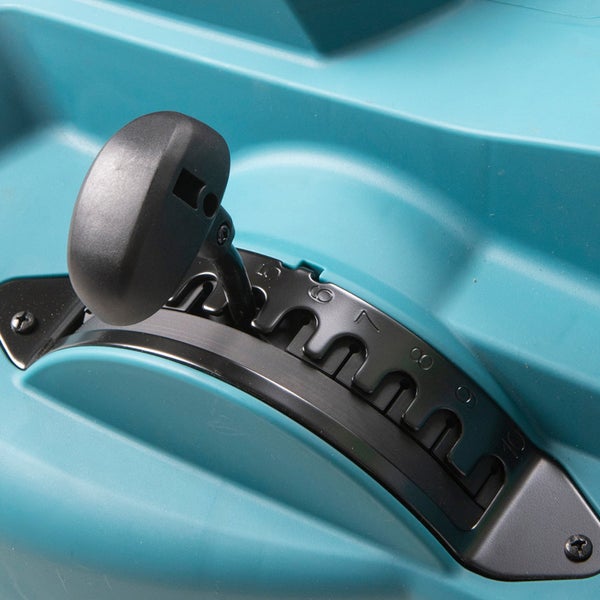 Detailaufnahme des Höheneinstellungshebels eines Rasenmähers.