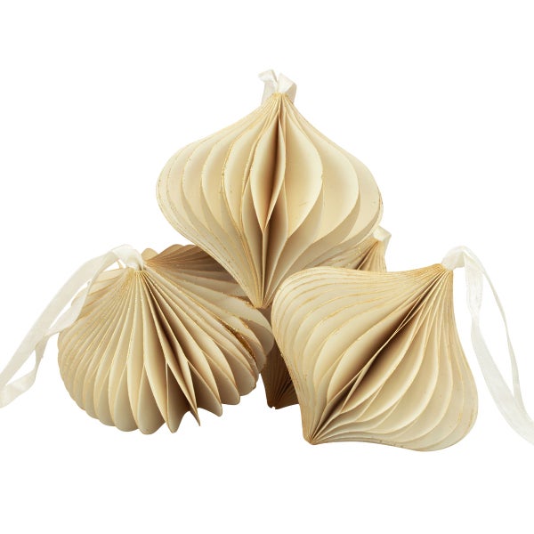 Mehrere Papierornamente mit Bändern zur Dekoration