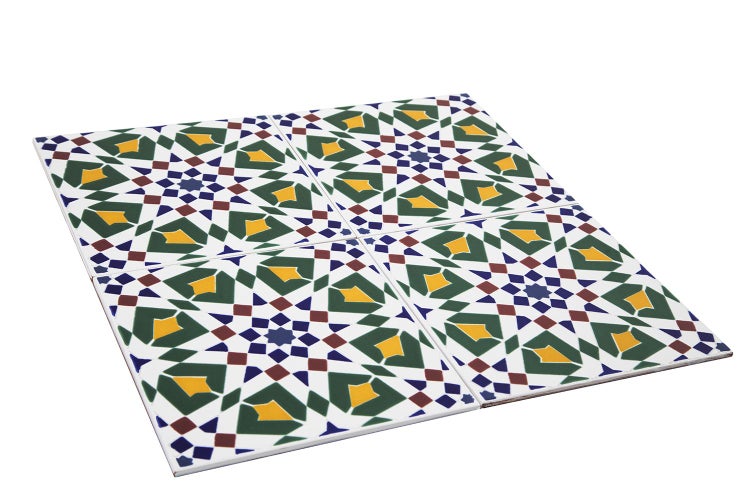 Vier dekorative Fliesen mit geometrischem Muster