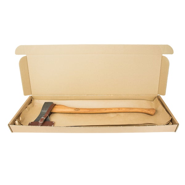Eine Axt mit Holzstiel und Lederschneidenschutz, sicher verpackt in einem flachen Pappkarton.