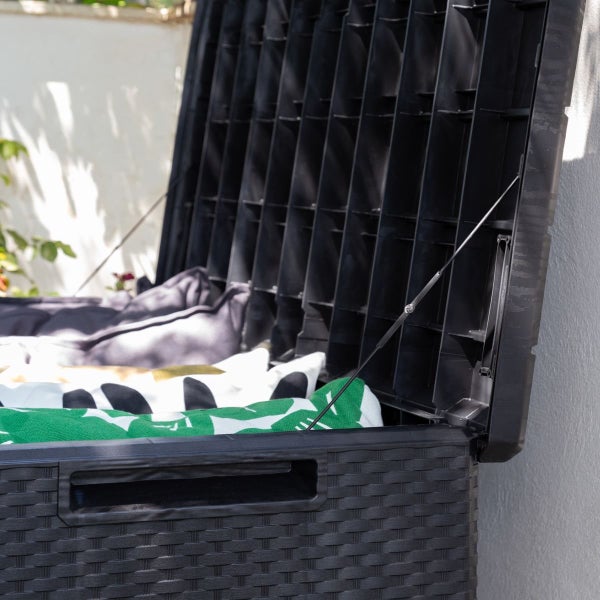 Geöffnete schwarze Auflagenbox mit Kissen