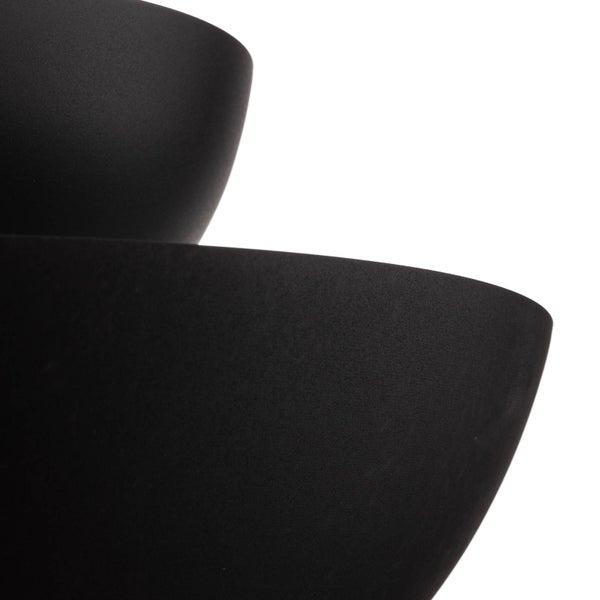 Nahaufnahme der mattschwarzen Oberfläche eines Lampenschirms.