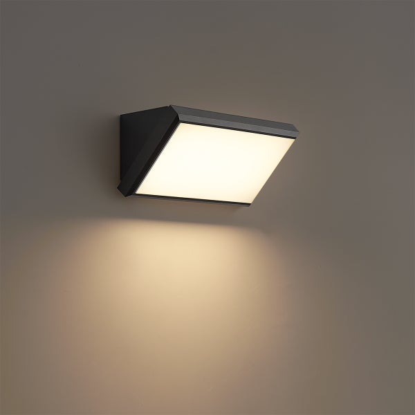 Moderne LED Außenwandleuchte in Anthrazit mit quadratischer Leuchtfläche und warmweißem Licht.
