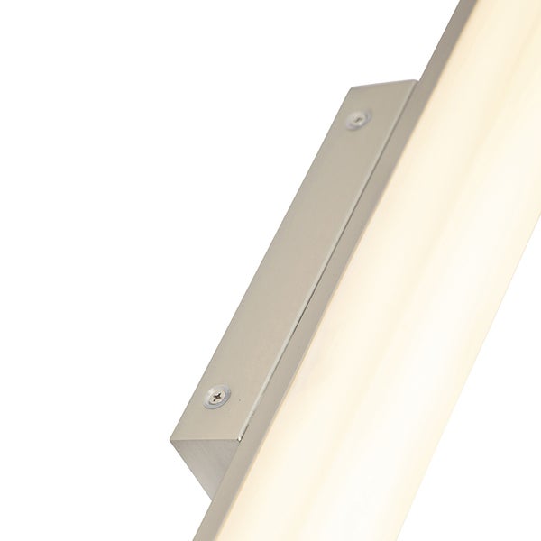 Detailaufnahme einer LED-Wandleuchte mit silberfarbener Halterung