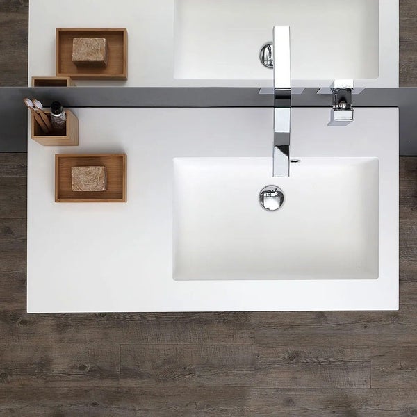 Doppelwaschtisch mit Armaturen, Seifenschalen und Zahnputzbecher auf einem Holzboden