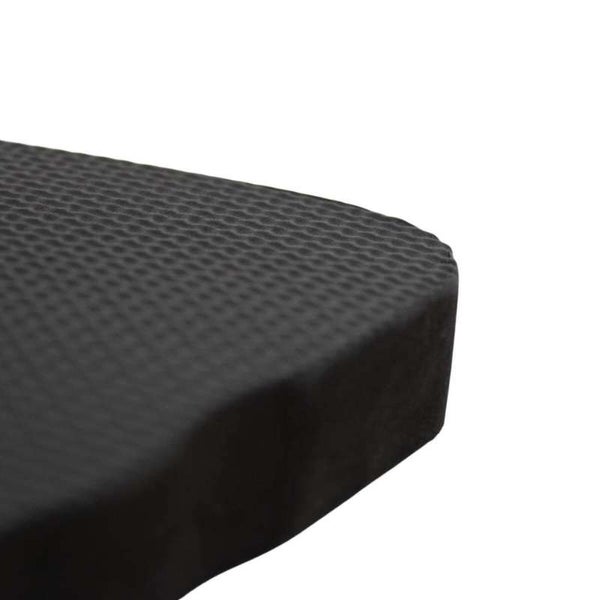 Detailaufnahme einer schwarzen, strukturierten Bodenmatte