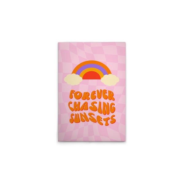 Poster mit dem Schriftzug Forever Chasing Sunsets und Regenbogen