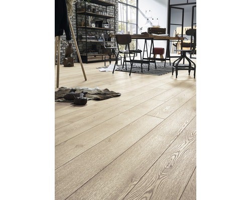 Wohnzimmer mit hellem Laminatboden, Regal und Esstisch