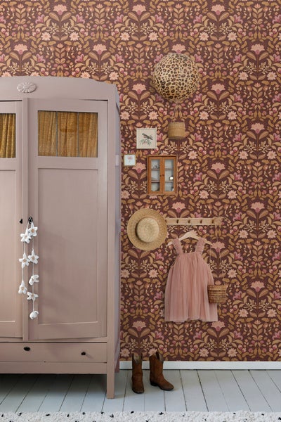 Dekorativer Raum mit floral gemusterter Tapete, Kleiderschrank und Accessoires