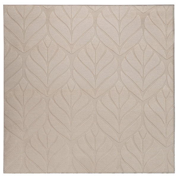Quadratischer Teppich mit einem geprägten Blattmuster durch unterschiedliche Florhöhen.