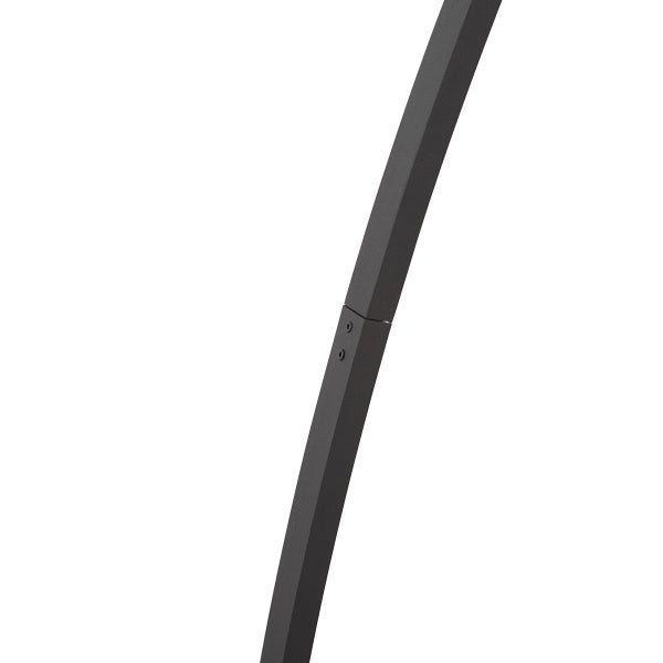 Detailansicht einer verschraubten Verbindung am schwarzen quadratischen Metallgestell eines Rosenbogens.